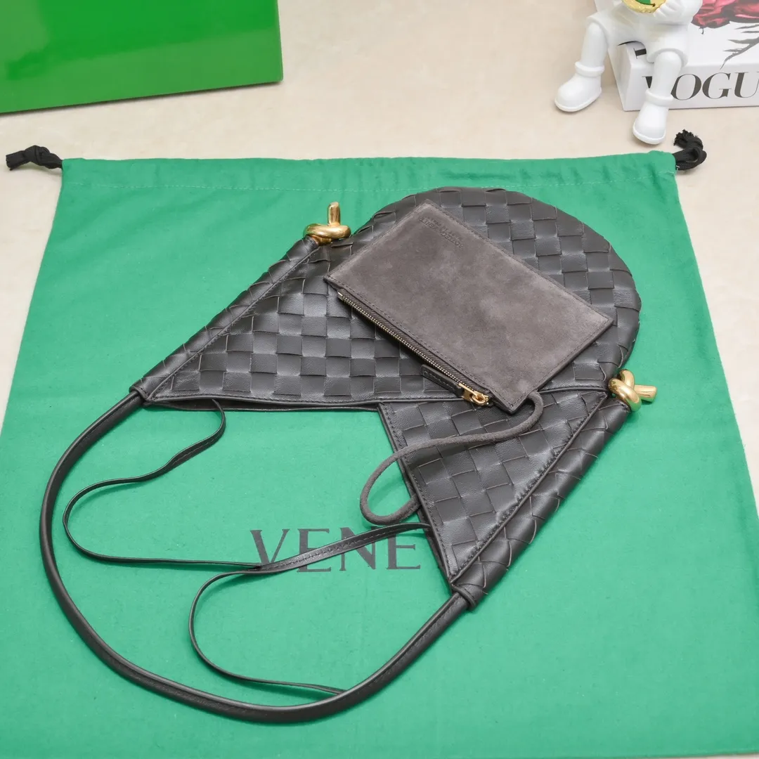 #BottegaVeneta Bottega Veneta Yang Mi's same style Solstice Shoulder Ba's latest bag type also comes with a small bag inside. Very casual style 🔥 High-end, quiet and simple bag from BV show, "Solstice" comes in various colors of dark green, black, ice cream color to present different aesthetics. It is paired with knots made with jewelry-grade craftsmanship. Under the collision of soft leather and metal, it presents a unique sense of high-end. Elegant, casual, unique Style number: 0898 Size: 26*3*30cm